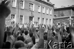 1988, Gdańsk, Polska.
Niezależna manifestacja przed plebanią parafii pw. św. Brygidy w związku z wyborami do Rad Narodowych. Tłum z dłońmi uniesionymi w geście zwycięstwa.
Fot. Jan Juchniewicz, zbiory Ośrodka KARTA