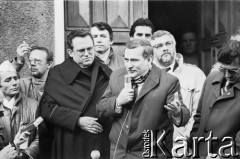 29.01.1989, Gdańsk, Polska.
Wiec przed plebanią kościoła pw. św. Brygidy. Lech Wałęsa przemawia do zgromadzonych, obok ksiądz Henryk Jankowski oraz Krzysztof Pusz (za L. Wałęsą) i Andrzej Rzeczycki (z prawej). Z tyłu Adam Kinaszewski (2. z lewej) i Zdzisław Złotkowski (za ks. Jankowskim). 
Fot. Jan Juchniewicz, zbiory Ośrodka KARTA