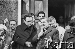 29.01.1989, Gdańsk, Polska.
Wiec przed plebanią kościoła pw. św. Brygidy. Lech Wałęsa przemawia do zgromadzonych, obok ksiądz Henryk Jankowski oraz Krzysztof Pusz (za L. Wałęsą) i Andrzej Rzeczycki (z prawej). 
Fot. Jan Juchniewicz, zbiory Ośrodka KARTA