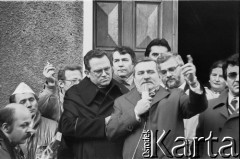 29.01.1989, Gdańsk, Polska.
Wiec przed plebanią kościoła pw. św. Brygidy. Lech Wałęsa przemawia do zgromadzonych, obok ksiądz Henryk Jankowski oraz Krzysztof Pusz (za L. Wałęsą) i Andrzej Rzeczycki (z prawej). 
Fot. Jan Juchniewicz, zbiory Ośrodka KARTA