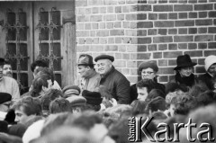29.01.1989, Gdańsk, Polska.
Wiec przed plebanią kościoła pw. św. Brygidy. Uczestnicy zgromadzenia.
Fot. Jan Juchniewicz, zbiory Ośrodka KARTA
