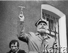 29.01.1989, Gdańsk, Polska.
Wiec przed plebanią kościoła pw. św. Brygidy. Na zdjęciu kombatant z krzyżem.
Fot. Jan Juchniewicz, zbiory Ośrodka KARTA