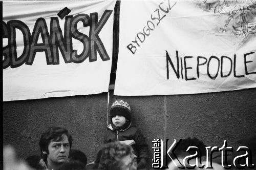 29.01.1989, Gdańsk, Polska.
Wiec przed plebanią kościoła pw. św. Brygidy. Widoczne fragmenty transparentów o treści: 