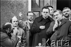 29.01.1989, Gdańsk, Polska.
Wiec przed plebanią kościoła pw. św. Brygidy. Lech Wałęsa przemawia do zgromadzonych, obok ksiądz Henryk Jankowski oraz Krzysztof Pusz (za L. Wałęsą).
Fot. Jan Juchniewicz, zbiory Ośrodka KARTA
