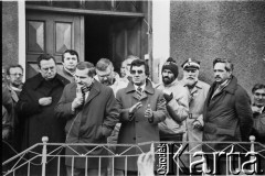 29.01.1989, Gdańsk, Polska.
Wiec przed plebanią kościoła pw. św. Brygidy. Lech Wałęsa przemawia do zgromadzonych, obok ksiądz Henryk Jankowski oraz Krzysztof Pusz (za L. Wałęsą) i Andrzej Rzeczycki (5. z prawej). 
Fot. Jan Juchniewicz, zbiory Ośrodka KARTA