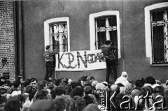 29.01.1989, Gdańsk, Polska.
Wiec przed plebanią kościoła pw. św. Brygidy. Mężczyzna wiesza transparent z napisem: 
