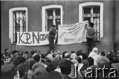 29.01.1989, Gdańsk, Polska.
Wiec przed plebanią kościoła pw. św. Brygidy. Mężczyzna wiesza transparent z napisem: 