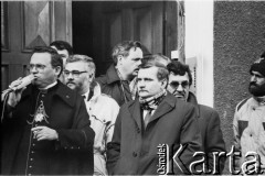 29.01.1989, Gdańsk, Polska.
Wiec przed plebanią kościoła pw. św. Brygidy. Ksiądz Henryk Jankowski przemawia do zgromadzonych, stoi Lech Wałęsa oraz Krzysztof Pusz (za księdzem H. Jankowskim) i Andrzej Rzeczycki (za L. Wałęsą). 
Fot. Jan Juchniewicz, zbiory Ośrodka KARTA