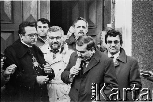 29.01.1989, Gdańsk, Polska.
Wiec przed plebanią kościoła pw. św. Brygidy. Lech Wałęsa przemawia do zgromadzonych, obok ksiądz Henryk Jankowski oraz Krzysztof Pusz (z lewej) i Andrzej Rzeczycki (z prawej). 
Fot. Jan Juchniewicz, zbiory Ośrodka KARTA