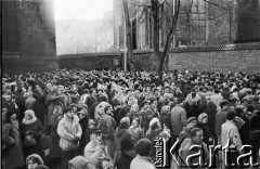 29.01.1989, Gdańsk, Polska.
Wiec przed plebanią kościoła pw. św. Brygidy. Zgromadzony tłum.
Fot. Jan Juchniewicz, zbiory Ośrodka KARTA