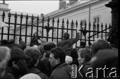 6.02.1989, Warszawa, Polska.
Dzień rozpoczęcia obrad Okrągłego Stołu. Tłum zgromadzony przed Pałacem Namiestnikowskim - siedzibą Urzędu Rady Ministrów PRL. 
Fot. Jan Juchniewicz, zbiory Ośrodka KARTA