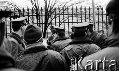 6.02.1989, Warszawa, Polska.
Dzień rozpoczęcia obrad Okrągłego Stołu. Tłum zgromadzony przed Pałacem Namiestnikowskim - siedzibą Urzędu Rady Ministrów PRL. 
Fot. Jan Juchniewicz, zbiory Ośrodka KARTA
