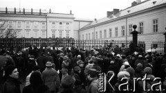 6.02.1989, Warszawa, Polska.
Dzień rozpoczęcia obrad Okrągłego Stołu. Tłum zgromadzony przed Pałacem Namiestnikowskim - siedzibą Urzędu Rady Ministrów PRL. 
Fot. Jan Juchniewicz, zbiory Ośrodka KARTA
