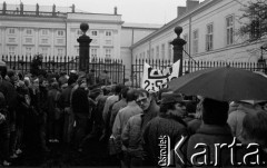 6.02.1989, Warszawa, Polska.
Dzień rozpoczęcia obrad Okrągłego Stołu. Tłum zgromadzony przed Pałacem Namiestnikowskim - siedzibą Urzędu Rady Ministrów PRL. 
Fot. Jan Juchniewicz, zbiory Ośrodka KARTA