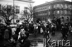 6.02.1989, Warszawa, Polska.
Dzień rozpoczęcia obrad Okrągłego Stołu. Tłum zgromadzony na Krakowskim Przedmieściu w oczekiwaniu na przyjazd delegacji NSZZ 