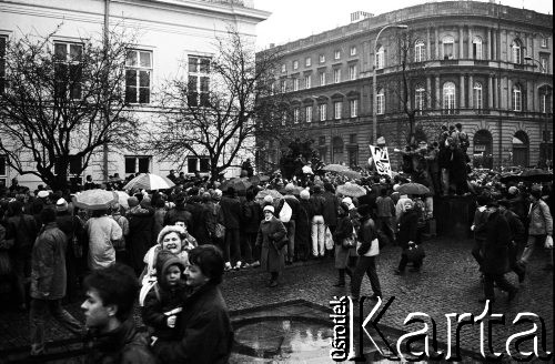 6.02.1989, Warszawa, Polska.
Dzień rozpoczęcia obrad Okrągłego Stołu. Tłum zgromadzony na Krakowskim Przedmieściu w oczekiwaniu na przyjazd delegacji NSZZ 