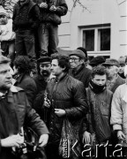 6.02.1989, Warszawa, Polska.
Dzień rozpoczęcia obrad Okrągłego Stołu. Tłum zgromadzony na Krakowskim Przedmieściu w oczekiwaniu na przyjazd delegacji NSZZ 