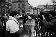 6.02.1989, Warszawa, Polska.
Dzień rozpoczęcia obrad Okrągłego Stołu. Reporter na Krakowskim Przedmieściu relacjonuje wydarzenia. 
Fot. Jan Juchniewicz, zbiory Ośrodka KARTA