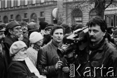 6.02.1989, Warszawa, Polska.
Dzień rozpoczęcia obrad Okrągłego Stołu. Tłum zgromadzony na Krakowskim Przedmieściu w oczekiwaniu na przyjazd delegacji NSZZ 