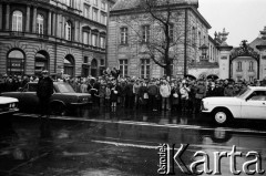 6.02.1989, Warszawa, Polska.
Dzień rozpoczęcia obrad Okrągłego Stołu. Tłum zgromadzony na Krakowskim Przedmieściu w oczekiwaniu na przyjazd delegacji NSZZ 