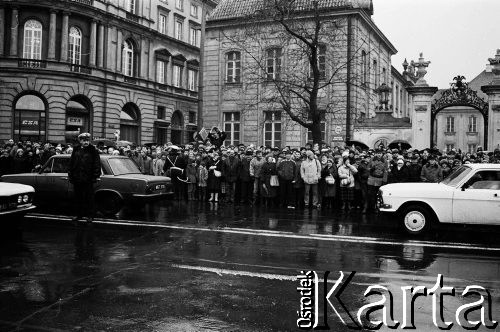 6.02.1989, Warszawa, Polska.
Dzień rozpoczęcia obrad Okrągłego Stołu. Tłum zgromadzony na Krakowskim Przedmieściu w oczekiwaniu na przyjazd delegacji NSZZ 