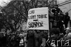 6.02.1989, Warszawa, Polska.
Dzień rozpoczęcia obrad Okrągłego Stołu. Tłum zgromadzony na Krakowskim Przedmieściu, widoczny transparent o treści: 