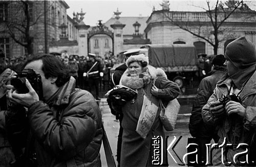 6.02.1989, Warszawa, Polska.
Dzień rozpoczęcia obrad Okrągłego Stołu. Tłum zgromadzony na Krakowskim Przedmieściu, dziennikarze robią zdjęcia.
Fot. Jan Juchniewicz, zbiory Ośrodka KARTA