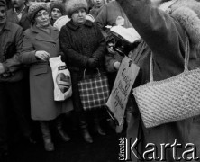6.02.1989, Warszawa, Polska.
Dzień rozpoczęcia obrad Okrągłego Stołu. Tłum zgromadzony na Krakowskim Przedmieściu, widoczna kobieta z tabliczką o treści: 