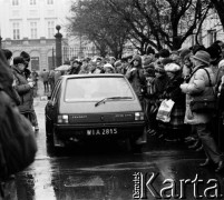 6.02.1989, Warszawa, Polska.
Dzień rozpoczęcia obrad Okrągłego Stołu. Przyjazd uczestników rozmów.
Fot. Jan Juchniewicz, zbiory Ośrodka KARTA