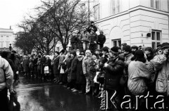 6.02.1989, Warszawa, Polska.
Dzień rozpoczęcia obrad Okrągłego Stołu. Tłum zgromadzony przed Pałacem Namiestnikowskim oczekuje na przyjazd uczestników rozmów.
Fot. Jan Juchniewicz, zbiory Ośrodka KARTA