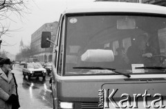 6.02.1989, Warszawa, Polska.
Dzień rozpoczęcia obrad Okrągłego Stołu. Autobus na Krakowskim Przedmieściu.
Fot. Jan Juchniewicz, zbiory Ośrodka KARTA