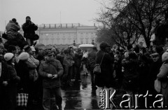 6.02.1989, Warszawa, Polska.
Dzień rozpoczęcia obrad Okrągłego Stołu. Tłum zgromadzony przed Pałacem Namiestnikowskim - siedzibą Urzędu Rady Ministrów PRL. 
Fot. Jan Juchniewicz, zbiory Ośrodka KARTA