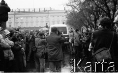 6.02.1989, Warszawa, Polska.
Dzień rozpoczęcia obrad Okrągłego Stołu. Tłum zgromadzony przed Pałacem Namiestnikowskim - siedzibą Urzędu Rady Ministrów PRL, widoczni fotoreporterzy. 
Fot. Jan Juchniewicz, zbiory Ośrodka KARTA