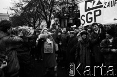 6.02.1989, Warszawa, Polska.
Dzień rozpoczęcia obrad Okrągłego Stołu. Tłum zgromadzony przed Pałacem Namiestnikowskim, widoczna kobieta z tabliczką o treści 