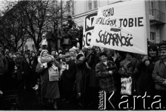 6.02.1989, Warszawa, Polska.
Dzień rozpoczęcia obrad Okrągłego Stołu. Tłum zgromadzony na Krakowskim Przedmieściu, widoczne transparenty o treści: 