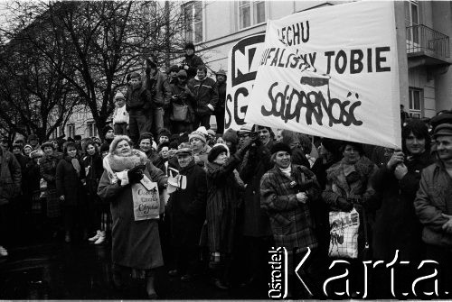 6.02.1989, Warszawa, Polska.
Dzień rozpoczęcia obrad Okrągłego Stołu. Tłum zgromadzony na Krakowskim Przedmieściu, widoczne transparenty o treści: 