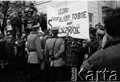 6.02.1989, Warszawa, Polska.
Dzień rozpoczęcia obrad Okrągłego Stołu. Tłum zgromadzony na Krakowskim Przedmieściu, widoczny transparenty o treści: 