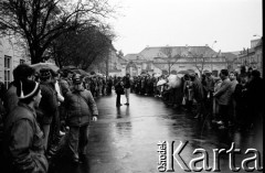 6.02.1989, Warszawa, Polska.
Dzień rozpoczęcia obrad Okrągłego Stołu. Tłum zgromadzony przed Pałacem Namiestnikowskim - siedzibą Urzędu Rady Ministrów PRL. 
Fot. Jan Juchniewicz, zbiory Ośrodka KARTA