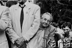 26.05.1989, Warszawa, Polska.
Spotkanie francuskiego aktora i piosenkarza Yves Montanda ze strajkującymi studentami Uniwersytetu Warszawskiego na dziedzińcu biblioteki uniwersyteckiej. Na zdjęciu Andrzej Wajda.
Fot. Jan Juchniewicz, zbiory Ośrodka KARTA