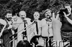 26.05.1989, Warszawa, Polska.
Spotkanie francuskiego aktora i piosenkarza Yves Montanda ze strajkującymi studentami Uniwersytetu Warszawskiego na dziedzińcu biblioteki uniwersyteckiej. Na zdjęciu od lewej: NN, Yves Montand, Andrzej Łapicki, Maciej Jankowski.
Fot. Jan Juchniewicz, zbiory Ośrodka KARTA