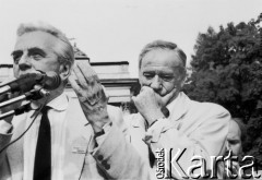 26.05.1989, Warszawa, Polska.
Spotkanie francuskiego aktora i piosenkarza Yves Montanda ze strajkującymi studentami Uniwersytetu Warszawskiego na dziedzińcu biblioteki uniwersyteckiej. Przy mikrofonie Andrzej Łapicki i Yves Montand.
Fot. Jan Juchniewicz, zbiory Ośrodka KARTA
