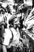 26.05.1989, Warszawa, Polska.
Spotkanie francuskiego aktora i piosenkarza Yves Montanda ze strajkującymi studentami Uniwersytetu Warszawskiego na dziedzińcu biblioteki uniwersyteckiej. Na zdjęciu uczestnicy spotkania.
Fot. Jan Juchniewicz, zbiory Ośrodka KARTA