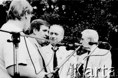 26.05.1989, Warszawa, Polska.
Spotkanie francuskiego aktora i piosenkarza Yves Montanda ze strajkującymi studentami Uniwersytetu Warszawskiego na dziedzińcu biblioteki uniwersyteckiej. Stoją od lewej: Maciej Jankowski, NN, Yves Montand, Andrzej Łapicki.
Fot. Jan Juchniewicz, zbiory Ośrodka KARTA