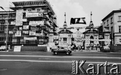 26.05.1989, Warszawa, Polska.
Spotkanie francuskiego aktora i piosenkarza Yves Montanda ze strajkującymi studentami Uniwersytetu Warszawskiego na dziedzińcu biblioteki uniwersyteckiej. Na zdjęciu transparenty przy bramie głównej Uniwersytetu, m.in. z hasłami 