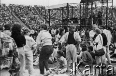 27.05.1989, Warszawa, Polska.
Stadion X-lecia. Fani na koncercie amerykańskiego muzyka Steve Wondera.
Fot. Jan Juchniewicz, zbiory Ośrodka KARTA