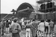 27.05.1989, Warszawa, Polska.
Stadion X-lecia. Koncert amerykańskiego muzyka Steve Wondera, fani przed sceną.
Fot. Jan Juchniewicz, zbiory Ośrodka KARTA