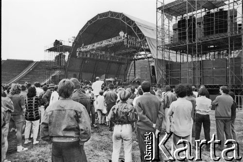 27.05.1989, Warszawa, Polska.
Stadion X-lecia. Koncert amerykańskiego muzyka Steve Wondera, fani przed sceną.
Fot. Jan Juchniewicz, zbiory Ośrodka KARTA