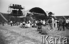 27.05.1989, Warszawa, Polska.
Stadion X-lecia. Koncert amerykańskiego muzyka Steve Wondera, fani przed sceną.
Fot. Jan Juchniewicz, zbiory Ośrodka KARTA