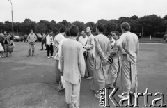 27.05.1989, Warszawa, Polska.
Stadion X-lecia. Koncert amerykańskiego piosenkarza Steve Wondera; muzycy przed stadionem.
Fot. Jan Juchniewicz, zbiory Ośrodka KARTA