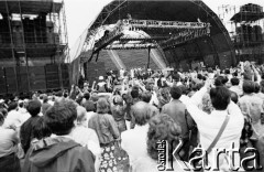 27.05.1989, Warszawa, Polska.
Stadion X-lecia. Koncert amerykańskiego muzyka Steve Wonder'a, fani przed sceną.
Fot. Jan Juchniewicz, zbiory Ośrodka KARTA